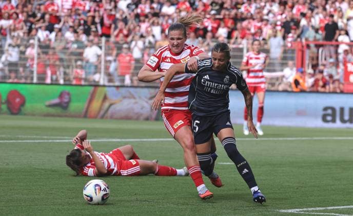 Dina Orschmann, Shei Garcia Zweikampf Spielszene Aktion Fußball Fussball Testspiel Frauen Damen Bundesliga Saison 2025 2026 17.08.2025 1.FC Union Berlin vs Real Madrid CF DFL regulations prohibit any use of photographs as image sequences and or quasi-video