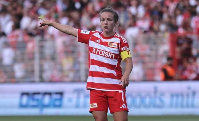 Lisa Heiseler zeigend, gestikulierend Aktion Oberkörper Fußball Fussball Testspiel Frauen Damen Bundesliga Saison 2025 2026 17.08.2025 1.FC Union Berlin vs Real Madrid CF DFL regulations prohibit any use of photographs as image sequences and or quasi-video
