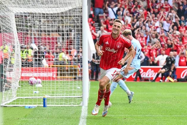 Nottingham, England, 17th August 2025. Chris Wood of Nottingham Forest shoots on goal but its saved by 3-0 during the Nottingham Forest vs Brentford Premier League match at the City Ground, Nottingham. Picture credit should read: Craig Thomas Sportimage EDITORIAL USE ONLY. No use with unauthorised audio, video, data, fixture lists, club league logos or live services. Online in-match use limited to 120 images, no video emulation. No use in betting, games or single club league player publications. SPI_039_CT_Nottingham_Forest_v_Brentford SPI-4071-0039