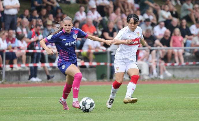 Stuttgart , DFB Pokal Frauen VfB Stuttgart vs. 1. FSV Mainz 05 , rechts: Yuka Hirano ( VfB )