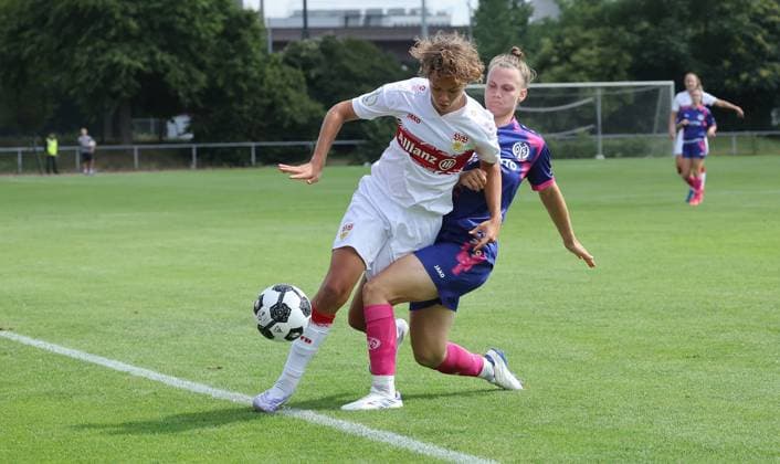 Stuttgart , DFB Pokal Frauen VfB Stuttgart vs. 1. FSV Mainz 05 , von links: Rosa Rückert ( VfB ) Nadine Anstatt ( Mainz )