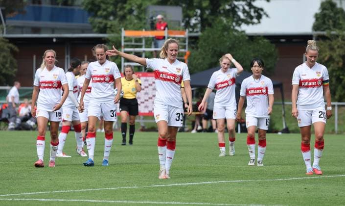 Stuttgart , DFB Pokal Frauen VfB Stuttgart vs. 1. FSV Mainz 05 , Enttäuschung VfB , mitte: Fabienne Dongus