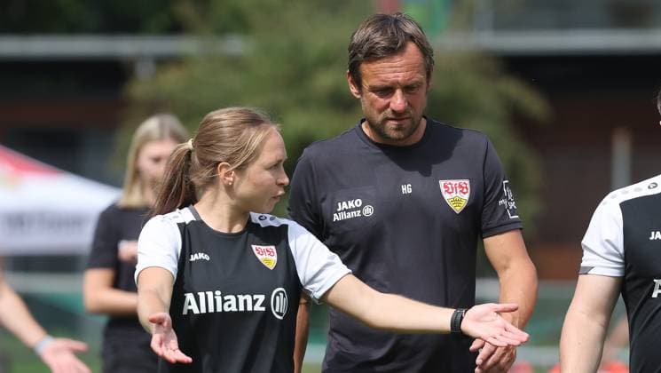 Stuttgart , DFB Pokal Frauen VfB Stuttgart vs. 1. FSV Mainz 05 , von links: Theres aPanfil ( Co-Trainerin ) Heiko Gerber ( Trainer )