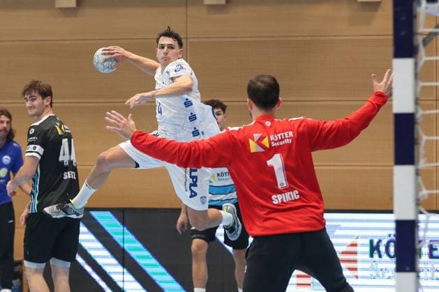17.08.2025, xgox, Handball - Wartburg Cup ThSV Eisenach - TBV Lemgo-Lippe emspor, v.l. Samuel Zehnder (Lemgo, 4) wirft Tor, Torschuetze, erzielt Tor, Treffer, scores the goal Eisenach