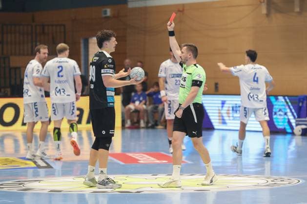 17.08.2025, xgox, Handball - Wartburg Cup ThSV Eisenach - TBV Lemgo-Lippe emspor, v.l. Tillman Leu (Eisenach, 99) Rote Karte, Platzverweis, sent off Eisenach