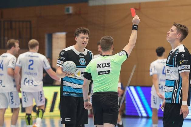 17.08.2025, xgox, Handball - Wartburg Cup ThSV Eisenach - TBV Lemgo-Lippe emspor, v.l. Tillman Leu (Eisenach, 99) Rote Karte, Platzverweis, sent off Eisenach