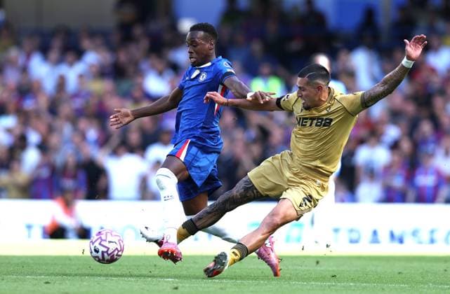 London, England, 17th August 2025. Jamie Gittens of Chelsea and Daniel Munoz of Crystal Palace challenge for the ball during the Chelsea vs Crystal Palace Premier League match at Stamford Bridge, London. Picture credit should read: Paul Terry Sportimage EDITORIAL USE ONLY. No use with unauthorised audio, video, data, fixture lists, club league logos or live services. Online in-match use limited to 120 images, no video emulation. No use in betting, games or single club league player publications. SPI_032_PT_Chelsea_Crystal_Palace SPI-4073-0033