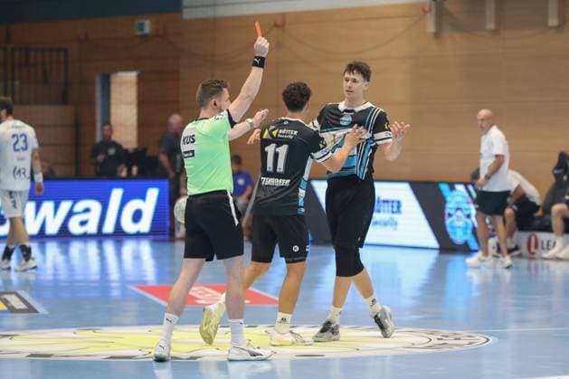 17.08.2025, xgox, Handball - Wartburg Cup ThSV Eisenach - TBV Lemgo-Lippe emspor, v.l. Tillman Leu (Eisenach, 99) Rote Karte, Platzverweis, sent off Eisenach