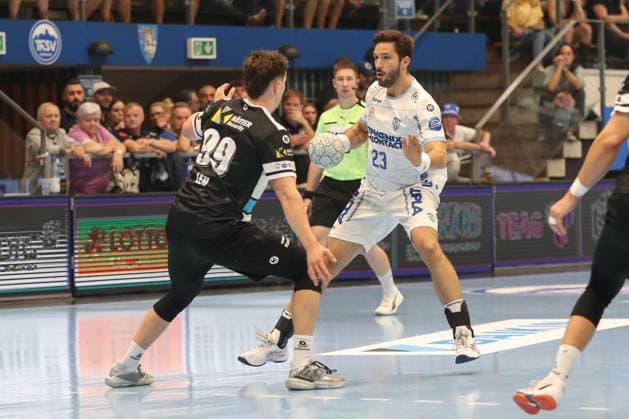 17.08.2025, xgox, Handball - Wartburg Cup ThSV Eisenach - TBV Lemgo-Lippe emspor, v.l. Tillman Leu (Eisenach, 99), Tim Suton (Lemgo, 23) Zweikampf, Duell, Kampf, tackle Eisenach