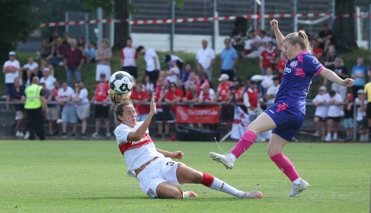 Stuttgart , DFB Pokal Frauen VfB Stuttgart vs. 1. FSV Mainz 05 , von links: Fabienne Dongus ( VfB ) Heidrun Sigurdardottir ( Mainz )