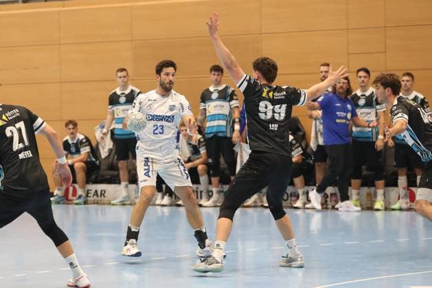 17.08.2025, xgox, Handball - Wartburg Cup ThSV Eisenach - TBV Lemgo-Lippe emspor, v.l. Tim Suton (Lemgo, 23), Tillman Leu (Eisenach, 99) Zweikampf, Duell, Kampf, tackle Eisenach
