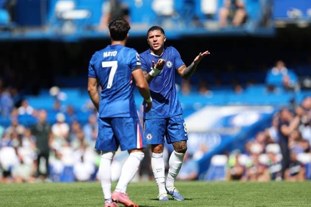 17th August 2025; Stamford Bridge, Chelsea, London, England: Premier League Football, Chelsea versus Crystal Palace; Enzo Fernandez of Chelsea arguing with Pedro Neto of Chelsea  KatiexChan