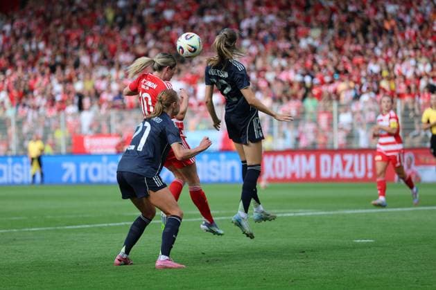 1. Bundesliga Frauen (Testspiel) : Union Berlin - Real Madrid Kopfball, Kopfballduell zwischen Eileen Campbell (Union Berlin 10), Sara Holmgaard (Real Madrid 21) und Bella Andersson (Real Madrid 22) rechts, während der Begegnung in der 1. Bundesliga Frauen (Testspiel) : Union Berlin - Real Madrid in Berlin, Stadion An der alten Försterei , am 17.08.2025. DFB regulations prohibit any use of photographs as image sequences and or quasi video. Copyright: xBEAUTIFULxSPORTS Frankex