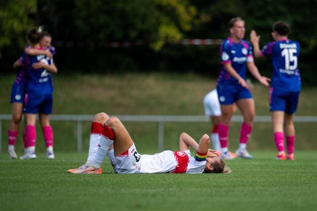 Fabienne Dongus (VfB Stuttgart, 33) ist enttauescht ueber die Niederlage, dahinter Jubel der Mainzer Spielerinnen, GER, VfB Stuttgart vs 1. FSV Mainz 05, Fussball Frauen DFB Pokal, Playoff, Saison 2025 2026, 17.08.2025 GER, VfB Stuttgart vs 1. FSV Mainz 05, Fussball Frauen DFB Pokal, Playoff, Saison 2025 2026, 17.08.2025 Bad Cannstatt Copyright: xEibner-Pressefoto Memmlerx EP_MMR