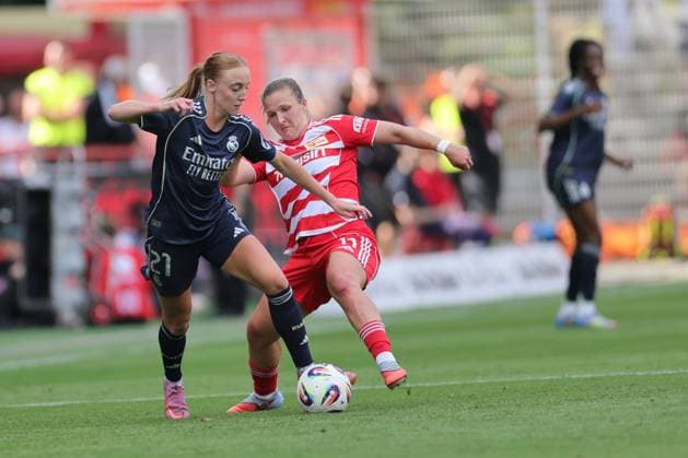 1. Bundesliga Frauen (Testspiel) : Union Berlin - Real Madrid Dina Orschmann (Union Berlin 11) im Zweikampf mit Sara Holmgaard (Real Madrid 21), während der Begegnung in der 1. Bundesliga Frauen (Testspiel) : Union Berlin - Real Madrid in Berlin, Stadion An der alten Försterei , am 17.08.2025. DFB regulations prohibit any use of photographs as image sequences and or quasi video. Copyright: xBEAUTIFULxSPORTS Frankex