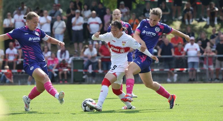 Stuttgart , DFB Pokal Frauen VfB Stuttgart vs. 1. FSV Mainz 05 , von links: Johanna Berg ( Mainz ) Haruka Osawa ( VfB ) Anna Donner ( Mainz )