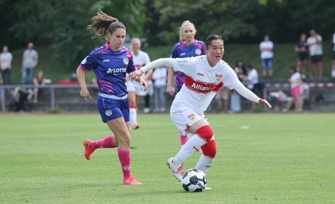 Stuttgart , DFB Pokal Frauen VfB Stuttgart vs. 1. FSV Mainz 05 , rechts: Haruka Osawa ( VfB )