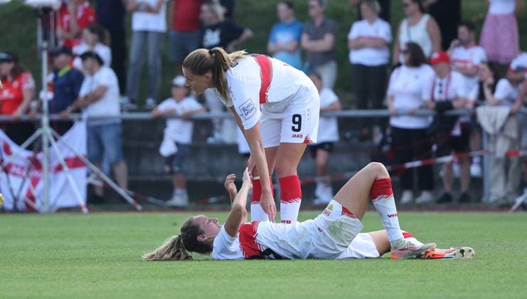 Stuttgart , DFB Pokal Frauen VfB Stuttgart vs. 1. FSV Mainz 05 , von oben: Julia Glaser Fabienne Dongus ( VfB )