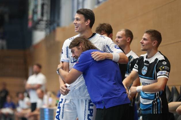 17.08.2025, xgox, Handball - Wartburg Cup ThSV Eisenach - TBV Lemgo-Lippe emspor, v.l. Frederik Simak (Lemgo, 8) und Sebastian Hinze (Eisenach, Trainer), nach einer Schiedsrichter Entscheidung Eisenach