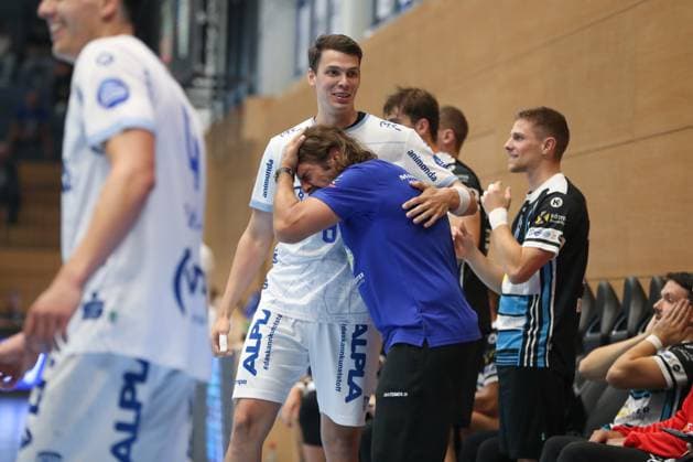 17.08.2025, xgox, Handball - Wartburg Cup ThSV Eisenach - TBV Lemgo-Lippe emspor, v.l. Frederik Simak (Lemgo, 8) und Sebastian Hinze (Eisenach, Trainer), nach einer Schiedsrichter Entscheidung Eisenach