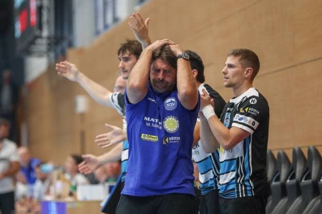 17.08.2025, xgox, Handball - Wartburg Cup ThSV Eisenach - TBV Lemgo-Lippe emspor, v.l. Sebastian Hinze (Eisenach, Trainer) enttaeuscht, schaut enttaeuscht, niedergeschlagen, disappointed Eisenach