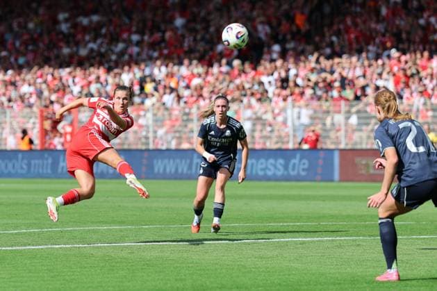 1. Bundesliga Frauen (Testspiel) : Union Berlin - Real Madrid Katja Orschmann (Union Berlin 5) beim Torschuss auf das Tor gegen Sara Holmgaard (Real Madrid 21), rechts, während der Begegnung in der 1. Bundesliga Frauen (Testspiel) : Union Berlin - Real Madrid in Berlin, Stadion An der alten Försterei , am 17.08.2025. DFB regulations prohibit any use of photographs as image sequences and or quasi video. Copyright: xBEAUTIFULxSPORTS Frankex