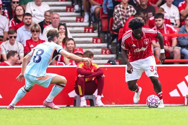 Nottingham Forest FC v Brentford FC, Premier League Ola Aina of Nottingham Forest looks to get past Mathias Jensen of Brentford during the Nottingham Forest FC v Brentford FC English Premier League match at the City Ground, Nottingham, United Kingdom on 17 August 2025 Credit: Ryan Crockett Every Second Media Editorial use only. All images are copyright Every Second Media Limited. No images may be reproduced without prior permission. All rights reserved. Premier League and Football League images are subject to licensing agreements with Football DataCo Limited. see https: www.football-dataco.com Copyright: xIMAGO EveryxSecondxMediax ESM-1555-0061 RyanxCrockettx xEveryxSecondxMediax