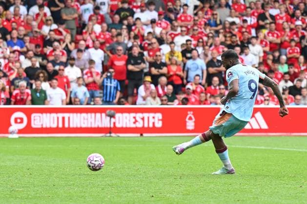 Nottingham, England, 17th August 2025. Igor Thiago of Brentford scores a penalty to make it 3-1 during the Nottingham Forest vs Brentford Premier League match at the City Ground, Nottingham. Picture credit should read: Craig Thomas Sportimage EDITORIAL USE ONLY. No use with unauthorised audio, video, data, fixture lists, club league logos or live services. Online in-match use limited to 120 images, no video emulation. No use in betting, games or single club league player publications. SPI_055_CT_Nottingham_Forest_v_Brentford SPI-4071-0055