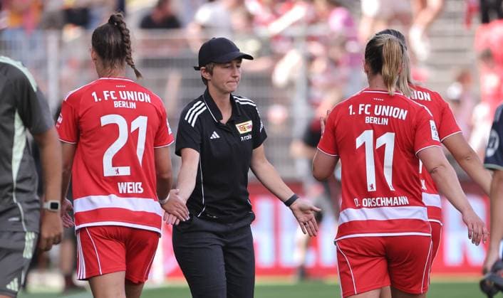 Trainerin Ailien Poese klatscht ab mit Anna Weiß, Dina Orschmann Fußball Fussball Testspiel Frauen Damen Bundesliga Saison 2025 2026 17.08.2025 1.FC Union Berlin vs Real Madrid CF DFL regulations prohibit any use of photographs as image sequences and or quasi-video