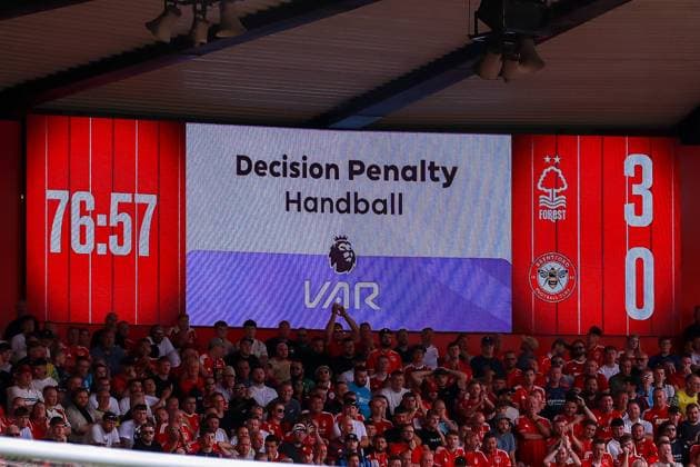 Nottingham Forest FC v Brentford FC, Premier League VAR check awards a penalty to Brentford during the Nottingham Forest FC v Brentford FC English Premier League match at the City Ground, Nottingham, United Kingdom on 17 August 2025 Credit: Ryan Crockett Every Second Media Editorial use only. All images are copyright Every Second Media Limited. No images may be reproduced without prior permission. All rights reserved. Premier League and Football League images are subject to licensing agreements with Football DataCo Limited. see https: www.football-dataco.com Copyright: xIMAGO EveryxSecondxMediax ESM-1555-0065 RyanxCrockettx xEveryxSecondxMediax
