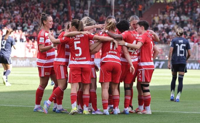 Dina Orschmann jubelt nach 1:3 mit Teamkolleginnen Freude Emotion Jubel Fußball Fussball Testspiel Frauen Damen Bundesliga Saison 2025 2026 17.08.2025 1.FC Union Berlin vs Real Madrid CF DFL regulations prohibit any use of photographs as image sequences and or quasi-video