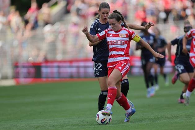 1. Bundesliga Frauen (Testspiel) : Union Berlin - Real Madrid Lisa Heiseler (Union Berlin 7) im Zweikampf mit Bella Andersson (Real Madrid 22), während der Begegnung in der 1. Bundesliga Frauen (Testspiel) : Union Berlin - Real Madrid in Berlin, Stadion An der alten Försterei , am 17.08.2025. DFB regulations prohibit any use of photographs as image sequences and or quasi video. Copyright: xBEAUTIFULxSPORTS Frankex