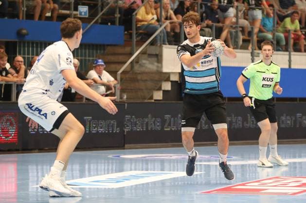 17.08.2025, xgox, Handball - Wartburg Cup ThSV Eisenach - TBV Lemgo-Lippe emspor, v.l. Stephan Seitz (Eisenach, 44) am Ball, plays the ball Eisenach