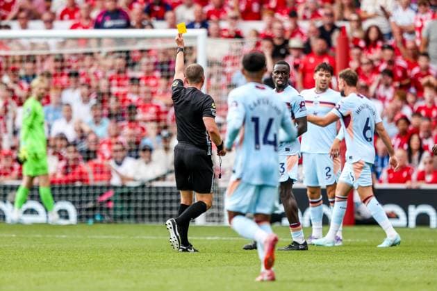 Premier League Nottingham Forest v Brentford Referee Peter Banks shows Aaron Hickey of Brentford a yellow card during the Premier League match Nottingham Forest vs Brentford at City Ground, Nottingham, United Kingdom, 17th August 2025 (Photo by Alfie Cosgrove News Images) Nottingham City Ground Nottinghamshire United Kingdom Copyright: xAlfiexCosgrove NewsxImagesx