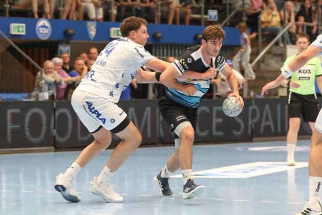 17.08.2025, xgox, Handball - Wartburg Cup ThSV Eisenach - TBV Lemgo-Lippe emspor, v.l. Joel Willecke (Lemgo, 24), Stephan Seitz (Eisenach, 44) Zweikampf, Duell, Kampf, tackle Eisenach