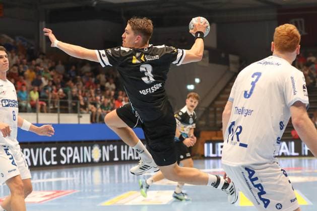17.08.2025, xgox, Handball - Wartburg Cup ThSV Eisenach - TBV Lemgo-Lippe emspor, v.l. Oskar Joelsson (Eisenach, 3) wirft Tor, Torschuetze, erzielt Tor, Treffer, scores the goal Eisenach