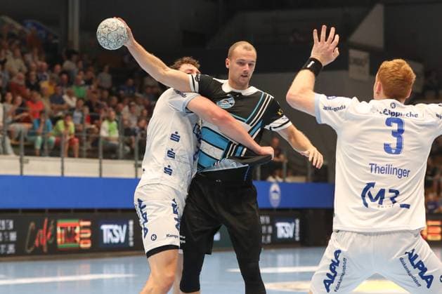 17.08.2025, xgox, Handball - Wartburg Cup ThSV Eisenach - TBV Lemgo-Lippe emspor, v.l. Joel Willecke (Lemgo, 24), Fynn Hangstein (Eisenach, 10) Zweikampf, Duell, Kampf, tackle Eisenach