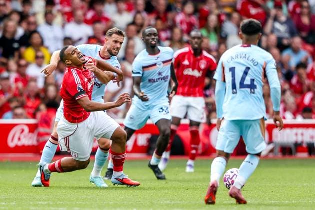 Premier League Nottingham Forest v Brentford Murillo of Nottingham Forest is challenged by Jordan Henderson of Brentford during the Premier League match Nottingham Forest vs Brentford at City Ground, Nottingham, United Kingdom, 17th August 2025 (Photo by Alfie Cosgrove News Images) Nottingham City Ground Nottinghamshire United Kingdom Copyright: xAlfiexCosgrove NewsxImagesx