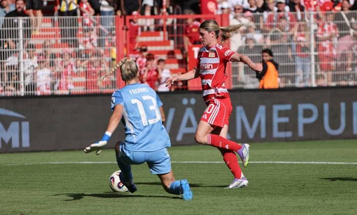 Torwart Merle Frohms, Eileen Campbell Zweikampf Spielszene Aktion Fußball Fussball Testspiel Frauen Damen Bundesliga Saison 2025 2026 17.08.2025 1.FC Union Berlin vs Real Madrid CF DFL regulations prohibit any use of photographs as image sequences and or quasi-video