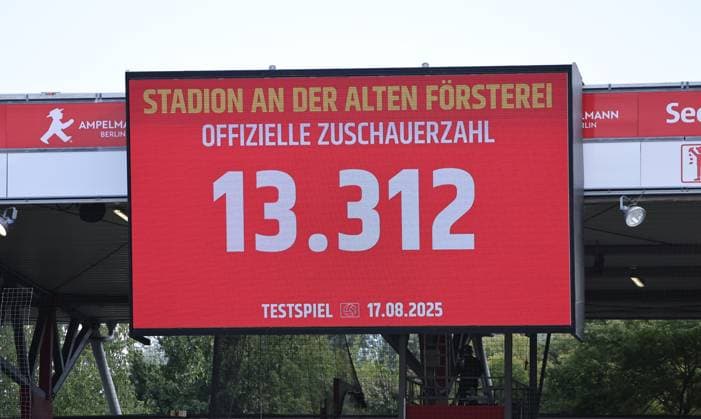 Anzeigetafel mit Zuschauerzahl 13312 Fußball Fussball Testspiel Frauen Damen Bundesliga Saison 2025 2026 17.08.2025 1.FC Union Berlin vs Real Madrid CF DFL regulations prohibit any use of photographs as image sequences and or quasi-video