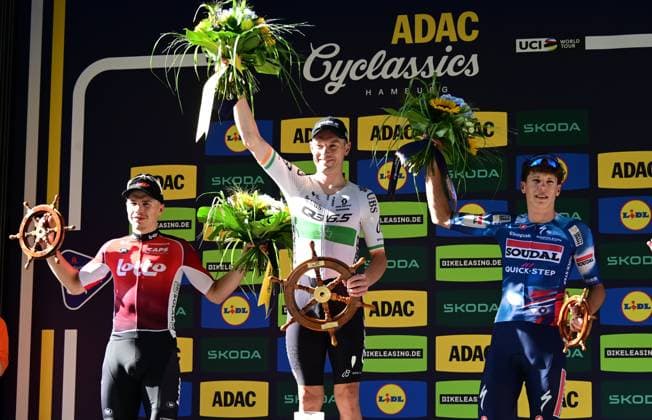17.08.2025 xkhx Hamburg, Radsport ADAC CYCLASSICS 2025 - Radsportevent - im Ziel 2. Platz 161 - DE LIE Arnaud BEL Sieger 227 - Rory Townsend (Irland) 3. Platz 101 - MAGNIER Paul *** 17 08 2025 xkhx Hamburg, Cycling ADAC CYCLASSICS 2025 Cycling event at the finish 2 Place 161 DE LIE Arnaud BEL Winner 227 Rory Townsend Ireland 3 Place 101 MAGNIER Paul