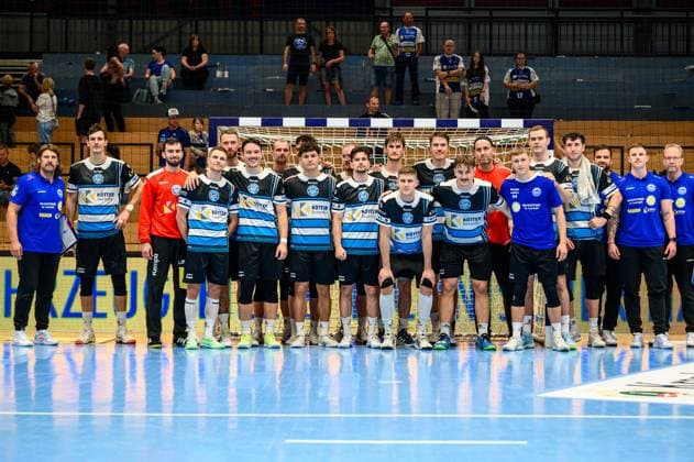 ThSV Eisenach beim Wartburg Cup 2025, Mannschaftsbild. Matija, Spikic (TW, ThSV Eisenach, 1) Timothy, Reichmuth (Linksaussen, ThSV Eisenach, 5) Aleksandar, Capric (Rueckraum Links, ThSV Eisenach, 6) Fynn, Hangstein (Rueckraum Links, ThSV Eisenach, 10) Gian, Attenhofer (Rechtsaussen, ThSV Eisenach, 11) Silvio, Heinevetter (TW, ThSV Eisenach, 12) Peter, Walz (Kreislaeufer, ThSV Eisenach, 14) Bastian, Freitag (TW, ThSV Eisenach, 20) Moritz, Ende (Rechtsaussen, ThSV Eisenach, 21) Felix, Aellen (Rueckraum Mitte, ThSV Eisenach, 22) Philipp, Meyer (Kreislaeufer, ThSV Eisenach, 27) Vukasin, Antonijevic (Rueckraum Mitte, ThSV Eisenach, 41) Stephan, Seitz (Rueckraum Rechts, ThSV Eisenach, 44) Justin, Kurch (Kreislaeufer, ThSV Eisenach, 52) Jannis, Schneibel (Rueckraum Mitte, ThSV Eisenach, 66) Vincent, Buechner (Linksaussen, ThSV Eisenach, 74) Marec, Stupka (Rechtsaussen, ThSV Eisenach, 94) Alexander, Saul (Rueckraum Rechts, ThSV Eisenach, 95) Tillman, Leu (Kreislaeufer, ThSV Eisenach, 99) Sebastian, Hinze (Trainer, ThSV Eisenach) Max Beneke (ThSV Eisenach, 9) Oskar Joelsson (ThSV Eisenach, 3) GER, Thueringen, ThSV Eisenach gegen TBV Lemgo Lippe, Wartburg Cup Eisenach 2025, Handball, Saison 2025 2026, Sonntag, 17.08.2025 GER, Thueringen, ThSV Eisenach gegen TBV Lemgo Lippe, Wartburg Cup Eisenach 2025, Handball, Saison 2025 2026, Sonntag, 17.08.2025 Eisenach Copyright: xEibner-Pressefoto MartinxHerbstx EP_MHT