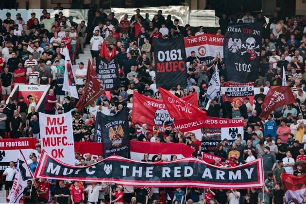 Premier League Manchester United, ManU v Arsenal Manchester United fans hold up flags and signs prior to the Premier League match Manchester United vs Arsenal at Old Trafford, Manchester, United Kingdom, 17th August 2025 (Photo by Mark Cosgrove News Images) Manchester Old Trafford Greater Manchester United Kingdom Copyright: xMarkxCosgrove NewsxImagesx