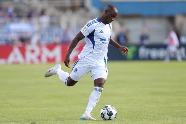 17.08.2025, xtgx, Fussball DFB Pokal 1. Runde, 1. FC Lokomotive Leipzig - FC Schalke 04, v.l. Christopher Antwi Adjei (Schalke, 18) Freisteller, Einzelbild, Ganzkoerper, single frame (DFL DFB REGULATIONS PROHIBIT ANY USE OF PHOTOGRAPHS as IMAGE SEQUENCES and or QUASI-VIDEO) Leipzig
