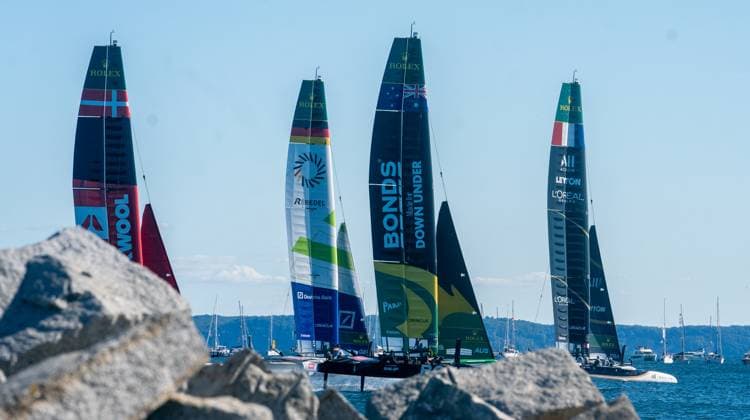 17.8.2025, Segeln, GER, SailGP, Sail Grand Prix Germany, SailGP Sassnitz, Die Boote von Frankreich (re.), Australien (2.v.re.), Deutschland (2.v.li.) und Dänemark (li.) beim Rennen auf der Ostsee. Sassnitz Hafen Mecklenburg-Vorpommern Deutschland *** 17 8 2025, Sailing, GER, SailGP, Sail Grand Prix Germany, SailGP Sassnitz, The boats of France right , Australia 2 v right , Germany 2 v left and Denmark left at the race on the Baltic Sea Sassnitz harbor Mecklenburg Vorpommern Germany