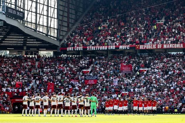 Premier League Manchester United, ManU v Arsenal Players, match officials and fans take part in a minutes silence for Andre Silva and Diogo Jota during the Premier League match Manchester United vs Arsenal at Old Trafford, Manchester, United Kingdom, 17th August 2025 (Photo by Mark Cosgrove News Images) Manchester Old Trafford Greater Manchester United Kingdom Copyright: xMarkxCosgrove NewsxImagesx