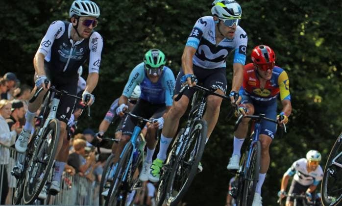 Radrennen ADAC Cyclassics in Hamburg: Das Elite-Feld überquert den Waseberg.