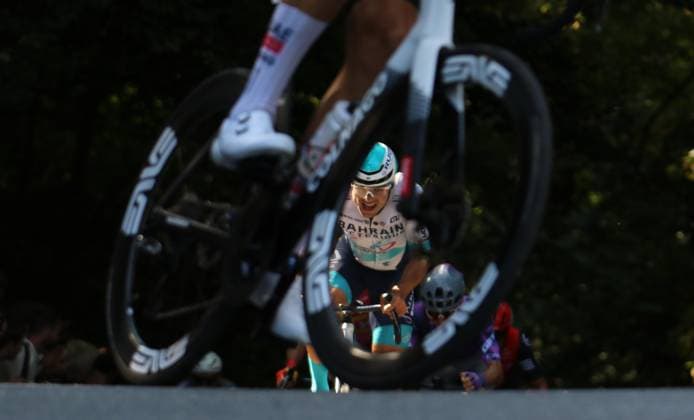 Radrennen ADAC Cyclassics in Hamburg: Das Elite-Feld überquert den Waseberg.