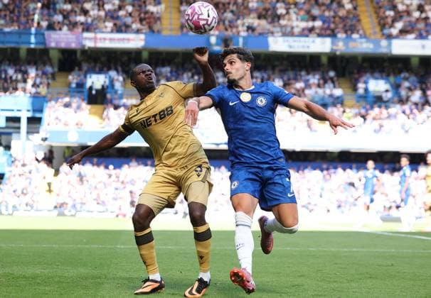 London, England, 17th August 2025. Tyrick Mitchell of Crystal Palace and Pedro Neto of Chelsea challenge for the ball during the Chelsea vs Crystal Palace Premier League match at Stamford Bridge, London. Picture credit should read: Paul Terry Sportimage EDITORIAL USE ONLY. No use with unauthorised audio, video, data, fixture lists, club league logos or live services. Online in-match use limited to 120 images, no video emulation. No use in betting, games or single club league player publications. SPI_079_PT_Chelsea_Crystal_Palace SPI-4073-0080