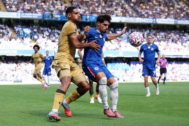 London, England, 17th August 2025. Pedro Neto of Chelsea is challenged by Maxence Lacroix of Crystal Palace during the Chelsea vs Crystal Palace Premier League match at Stamford Bridge, London. Picture credit should read: Paul Terry Sportimage EDITORIAL USE ONLY. No use with unauthorised audio, video, data, fixture lists, club league logos or live services. Online in-match use limited to 120 images, no video emulation. No use in betting, games or single club league player publications. SPI_083_PT_Chelsea_Crystal_Palace SPI-4073-0084